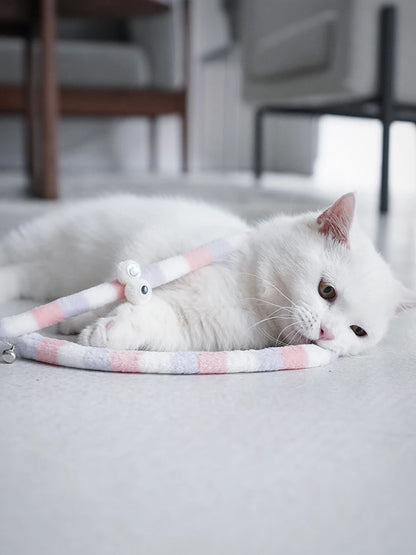 Baguette chenille colorée avec plumes détail 4 — Miaousse