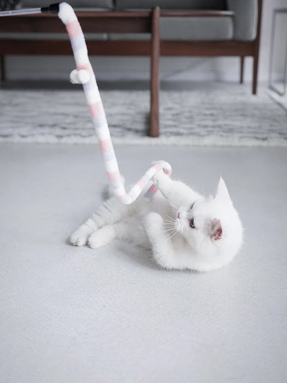 Baguette chenille colorée avec plumes détail 5 — Miaousse